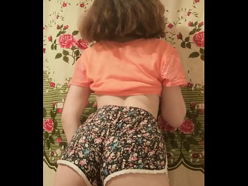 ❤️ Tânără sexy care se dezbracă de pantaloni scurți în fața camerei de filmat ❤️  at us ❤
