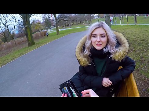 ❤️ Înghite sperma fierbinte a unui străin pentru bani - muie în parc de Eva Elfie ❤️  at us ❤
